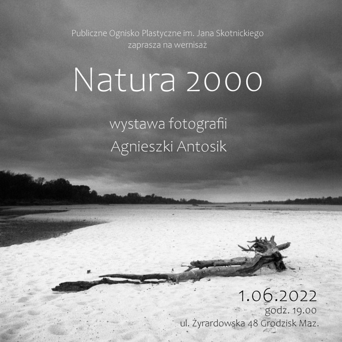 Zaproszenie na wystawę fotografii Agnieszki Antosik w Publicznym Ognisku Plastycznym. Czarno-białe zdjęcie przedstawia kawałek drewna leżący na plaży, w tle las i woda. 